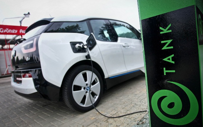 Szélesebb vásárlói kör számára lesz elérhető az elektromos autó – változó feltételekkel indul újra az állami támogatási rendszer